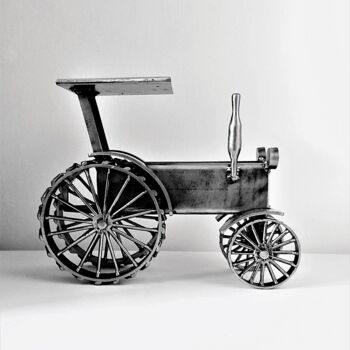 Scultura intitolato "Vintage Tractor - T…" da Albert Dura, Opera d'arte originale, Metalli