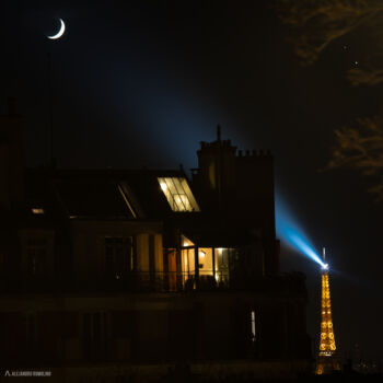 Photographie intitulée "Luna Eiffel" par Alejandro Rumolino, Œuvre d'art originale, Photographie numérique