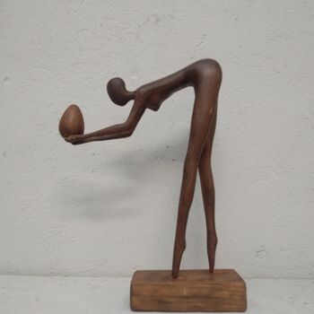 Sculptuur getiteld "Eat the egg baby" door Aleksandr Stepanov, Origineel Kunstwerk, Hout