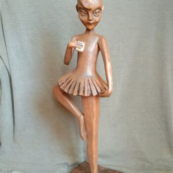 Escultura intitulada "ballerina on vacati…" por Aleksandr Stepanov, Obras de arte originais, Madeira