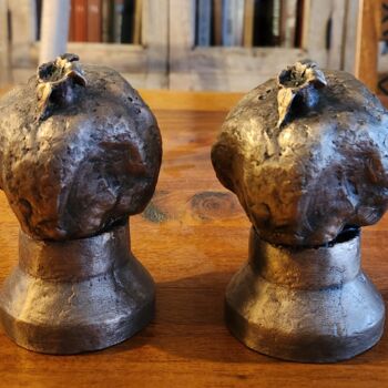 Sculpture titled "pair of pomegranates" by Aleksandra Shvetskaia (ASHV), Original Artwork, Bronze