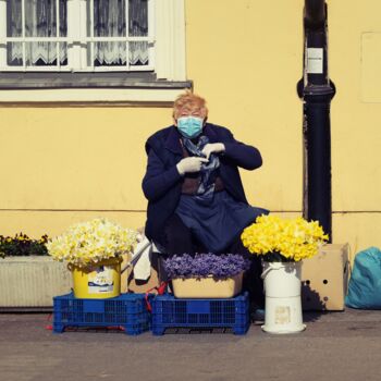 Fotografie getiteld "Flower saleswoman a…" door Alen Gurovic, Origineel Kunstwerk, Niet gemanipuleerde fotografie