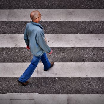 Fotografie mit dem Titel "Pedestrian crossing…" von Alen Gurovic, Original-Kunstwerk, Nicht bearbeitete Fotografie