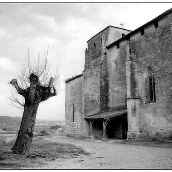 Photographie intitulée "l'arbre et l'église" par Jean-Louis Alessandri, Œuvre d'art originale