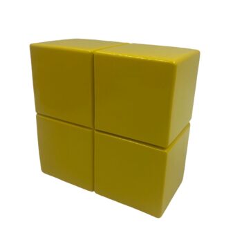 「Alter Ego Cubes Yel…」というタイトルの彫刻 Alessandro Pianoによって, オリジナルのアートワーク, 樹脂