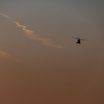 Fotografia zatytułowany „Helicopter at sunset” autorstwa Alex Muscaliu (Alex and the Weekend), Oryginalna praca, Fotografia…