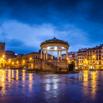 Photographie intitulée "Plaza del Castillo" par Alex V, Œuvre d'art originale, Photographie numérique