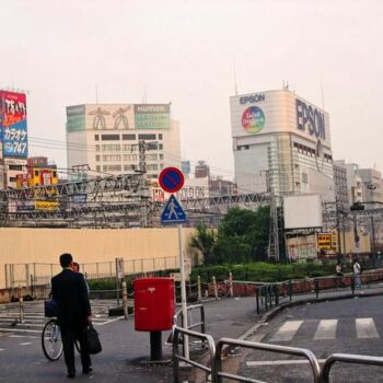 Fotografie mit dem Titel "Shinjuki eki no asa" von Alexandre Bouvier, Original-Kunstwerk