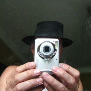 Photographie intitulée ""Photo in Hat"" par Alexey Grishankov, Œuvre d'art originale, Photographie numérique Monté sur Carton