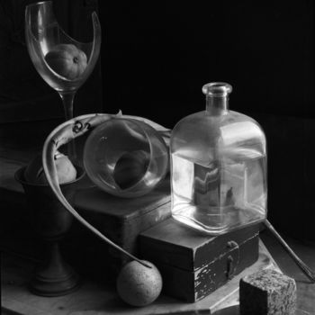 Fotografía titulada "Still Life on the w…" por Alexey Sobolev, Obra de arte original, Fotografía analógica