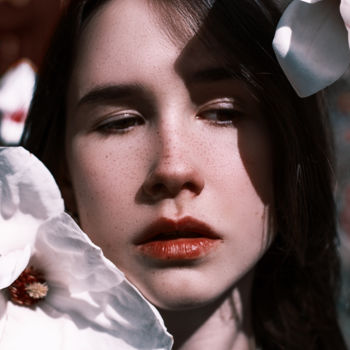 Photographie intitulée "Girl in magnolias" par Alex Grear, Œuvre d'art originale, Photographie numérique