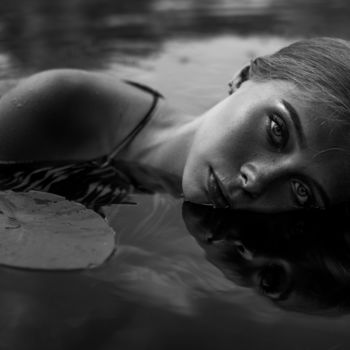 Photographie intitulée "young mermaid in th…" par Alex Grear, Œuvre d'art originale, Photographie numérique