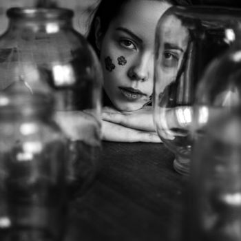 「Behind the glass」というタイトルの写真撮影 Alex Grearによって, オリジナルのアートワーク, デジタル