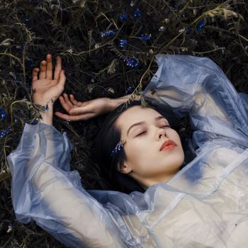 Fotografia intitolato "Anna in the grass" da Alex Grear, Opera d'arte originale, Fotografia digitale