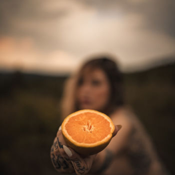 Photography titled "A mulher e a laranja" by Noah Carvalho, Original Artwork, Non Manipulated Photography