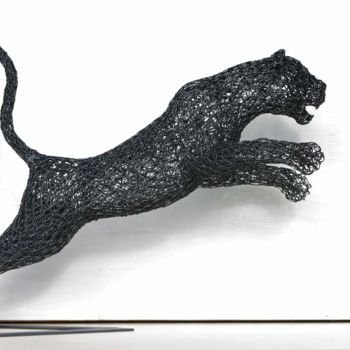 Skulptur mit dem Titel "MAFDET" von Amandine Bocquelet, Original-Kunstwerk, Metalle