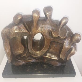 Sculpture titled "Família" by Anamaria Vieira, Original Artwork, Bronze
