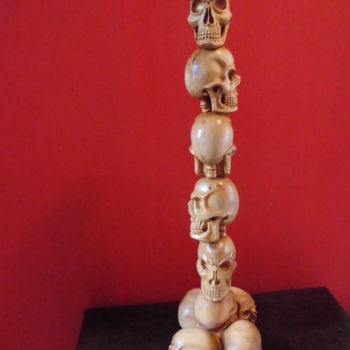 Skulptur mit dem Titel "Schädel Obelisk" von Andimar, Original-Kunstwerk, Holz