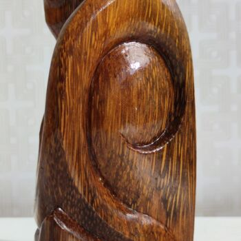 Sculpture intitulée "Palm Snail" par Andrei Latyshev, Œuvre d'art originale, Bois