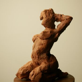 "Kneeling young woman" başlıklı Heykel Andrew Gangan tarafından, Orijinal sanat, Terracotta