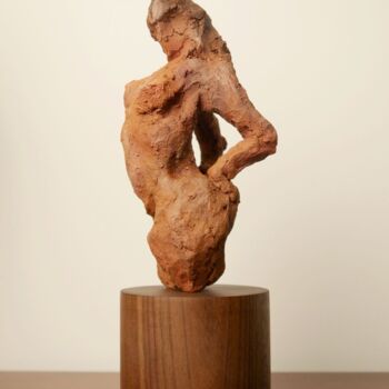 Скульптура под названием "Lordly" - Andrew Gangan, Подлинное произведение искусства, Терракота