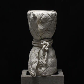 Sculpture intitulée "Couverture pliée" par Andrii Kyrychenko, Œuvre d'art originale, Céramique