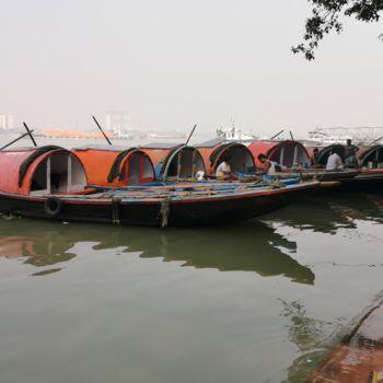 Photographie intitulée "Boat in Ganga" par Angela Caillaud S., Œuvre d'art originale, Photographie numérique