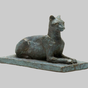 Sculpture intitulée "Liegende Katze" par Angelika Kienberger, Œuvre d'art originale, Bronze