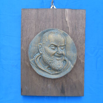 Скульптура под названием "San Pio in terracot…" - Angelo Telesca, Подлинное произведение искусства, Полимерная глина Установ…