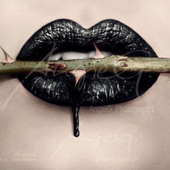 Digitale Kunst mit dem Titel "Bleeding Rose" von Angieg. Photography., Original-Kunstwerk, Andere