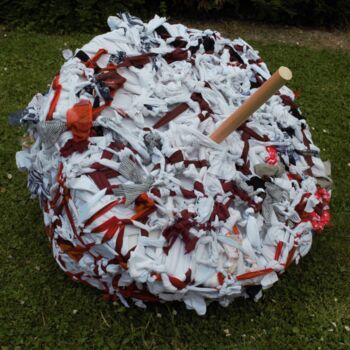 Sculpture titled "Pomme au sol" by Anka Girls, Original Artwork, Fabric