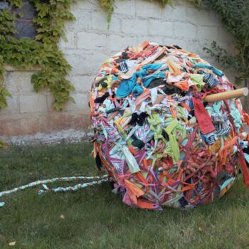 "Pomme filante au sol" başlıklı Heykel Anka Girls tarafından, Orijinal sanat, Kumaş