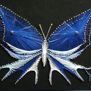 Textielkunst getiteld "Farfalla Blu" door Anna Belmonte, Origineel Kunstwerk, String Art