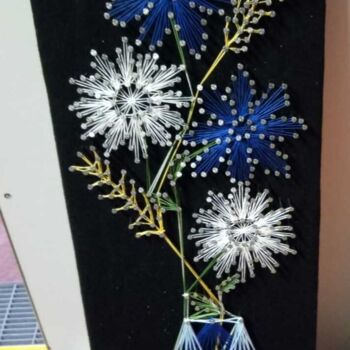 Textielkunst getiteld "Vaso di fiori" door Anna Belmonte, Origineel Kunstwerk, String Art Gemonteerd op Houten paneel