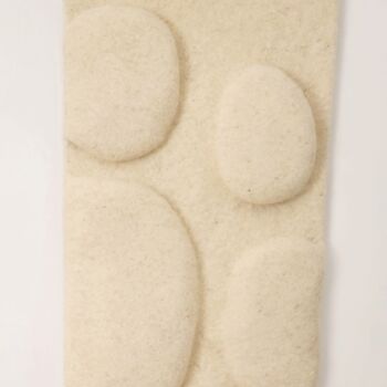 Textielkunst getiteld "Tender Stones.2" door Anna Carmona, Origineel Kunstwerk, Textielvezel Gemonteerd op Houten paneel