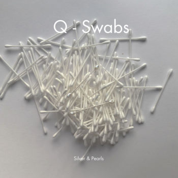 Ambacht getiteld "q-swab.jpg" door Who Is Anna B., Origineel Kunstwerk, Oorbellen