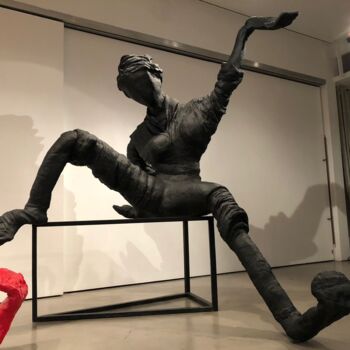Скульптура под названием "FREE XXL (black)" - Antoinette Rozan, Подлинное произведение искусства, Смола