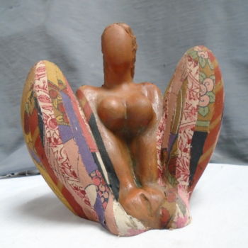 Scultura intitolato "Femme papillon , te…" da Marie Ruiz, Opera d'arte originale, Terracotta