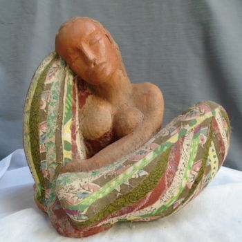 Scultura intitolato "Femme assise pensiv…" da Marie Ruiz, Opera d'arte originale, Terracotta