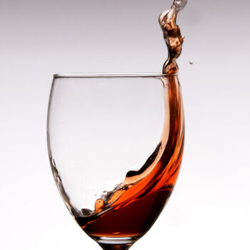 Photographie intitulée "a glass of wine" par Arkadiusz Gepchard, Œuvre d'art originale, Photographie numérique