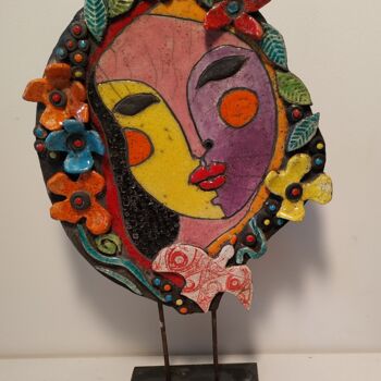 Скульптура под названием "La Madone aux fleurs" - Armelle Colombier, Подлинное произведение искусства, Керамика