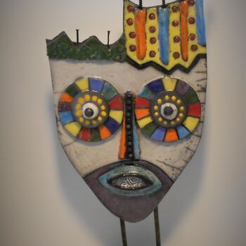 Scultura intitolato "Masque yeux multico…" da Armelle Colombier, Opera d'arte originale, Ceramica