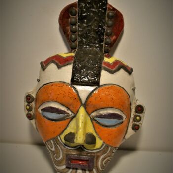 Scultura intitolato "Masque inspiration…" da Armelle Colombier, Opera d'arte originale, Ceramica