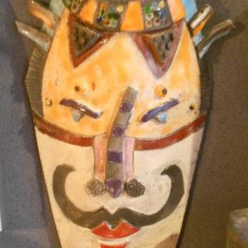 Escultura intitulada "masque aux moustach…" por Armelle Colombier, Obras de arte originais, Cerâmica
