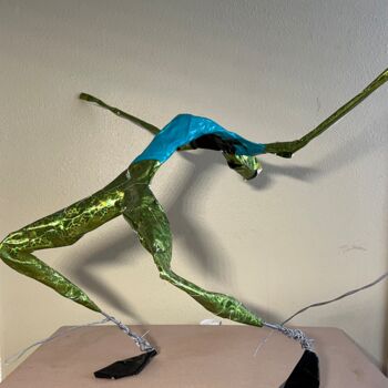 Скульптура под названием "Spring" - Arouna Guindo, Подлинное произведение искусства, проволочный