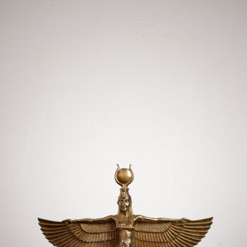 Skulptur mit dem Titel "Golden Goddess Isis…" von Dervis Yusuf Akdemir, Original-Kunstwerk, Harz