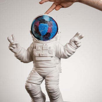 Escultura intitulada "Peace Out Astronaut…" por Dervis Yusuf Akdemir, Obras de arte originais, Resina
