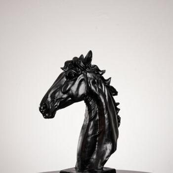 Sculptuur getiteld "Dark Horse Handmade…" door Dervis Yusuf Akdemir, Origineel Kunstwerk, Hars