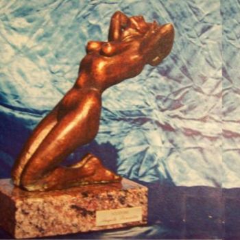 Sculpture titled "DONNA INGINOCCHIATA" by Angelo Pisciotta, Original Artwork, Metals