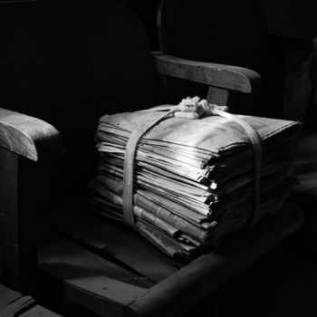 Fotografía titulada "old newspapers" por Artem Lebedev, Obra de arte original, Fotografía digital